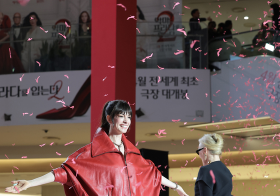 런웨이 하는 앤 해서웨이와 메릴 스트립