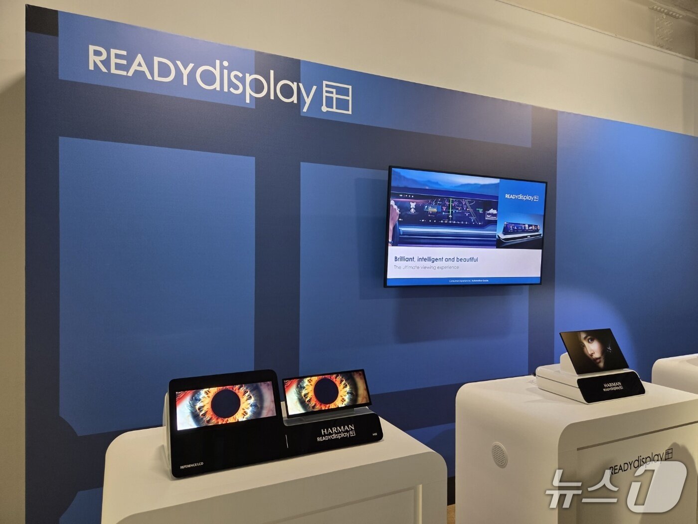 본문 이미지 - 삼성전자의 QLED 기술이 적용된 '하만 레디 디스플레이'가 서울 강남 프로젝트 스페이스 라인에서 열린 '하만 익스플로어 코리아' 행사장에 전시돼 있다. 2026. 4. 8/뉴스1 황진중 기자