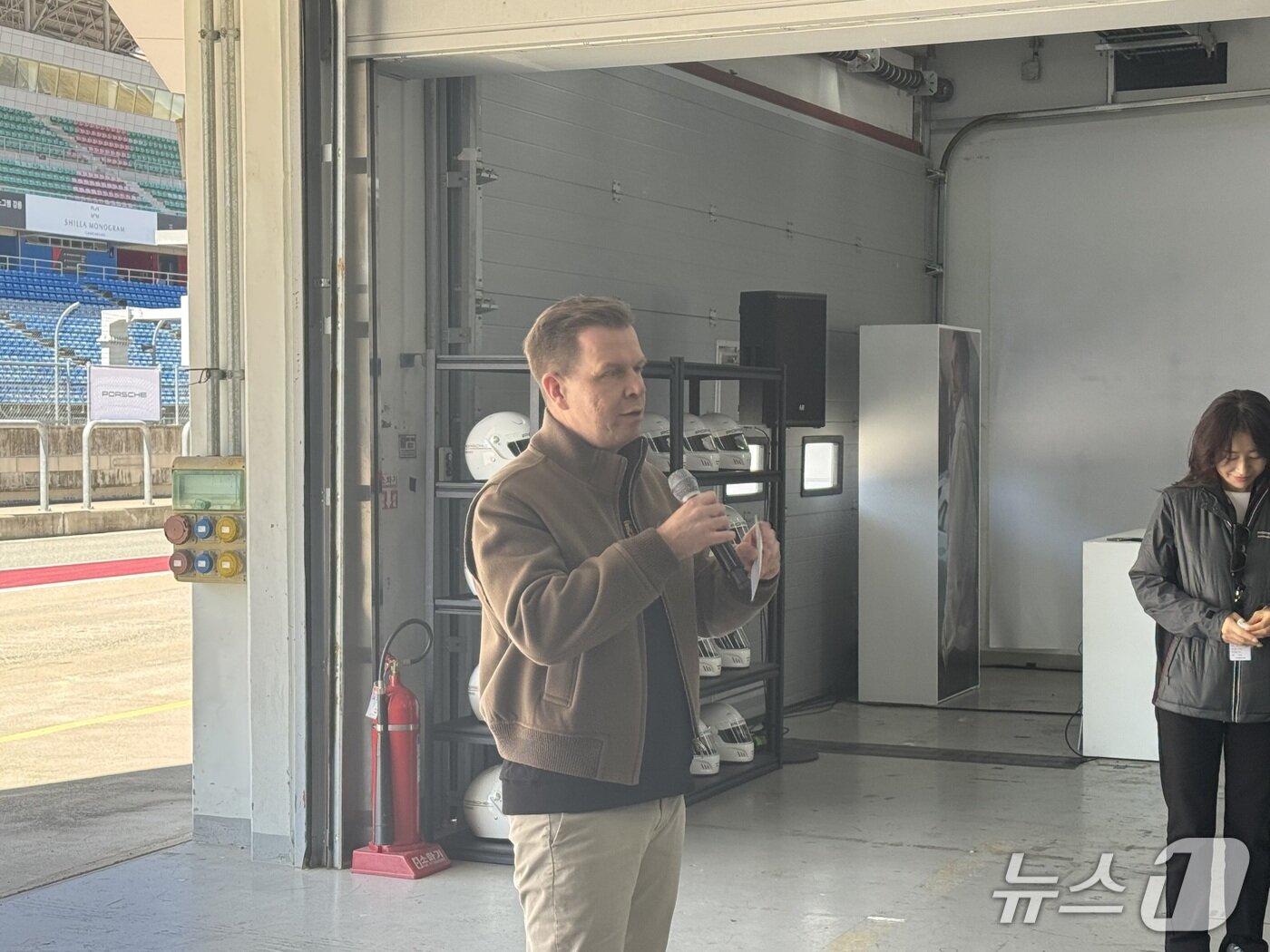 본문 이미지 - 마티아스 부세 포르쉐코리아 대표이사가 8일 강원 인제 스피디움에서 취재진을 향해 인사말을 하고 있다 2026.4.8/뉴스1 ⓒ 뉴스1 박종홍 기자