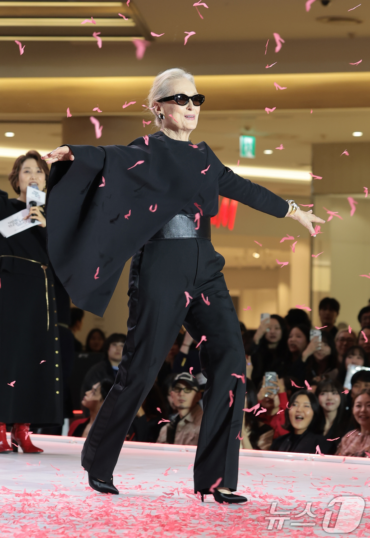 (서울=뉴스1) 권현진 기자 = 배우 메릴 스트립이 8일 서울 영등포구 타임스퀘어에서 열린 영화 ‘악마는 프라다를 입는다 2’(감독 데이빗 프랭클) 레드카펫 행사에 참석해 팬들과 …