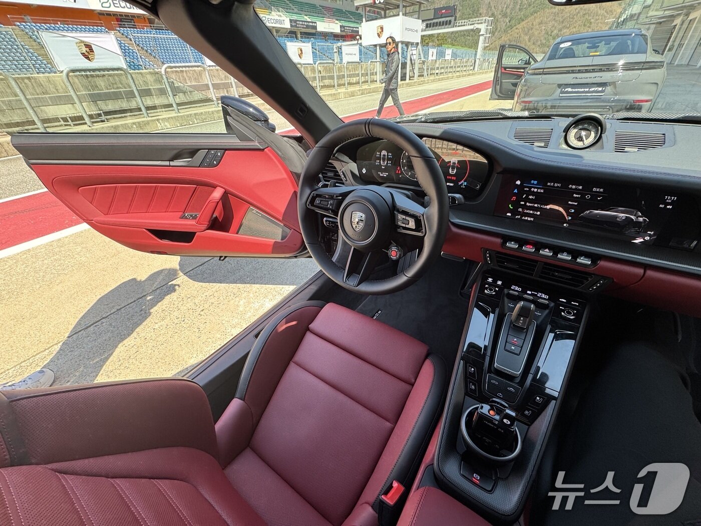 본문 이미지 - 신형 포르쉐 911 터보 S 내부 모습 2026.4.8/뉴스1 ⓒ 뉴스1 박종홍 기자