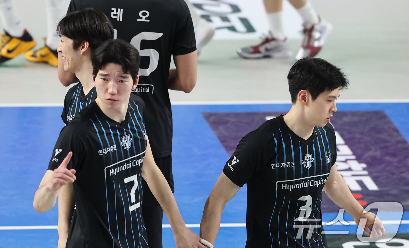 본문 이미지 - 8일 충남 천안 유관순체육관에서 열린 프로배구 2025-2026 V리그 남자부 챔피언 결정전 4차전 대한항공과 현대캐피탈의 경기에서 현대캐피탈 허수봉이 공격을 성공하고 기뻐하고 있다. 2026.4.8 ⓒ 뉴스1 김기태 기자