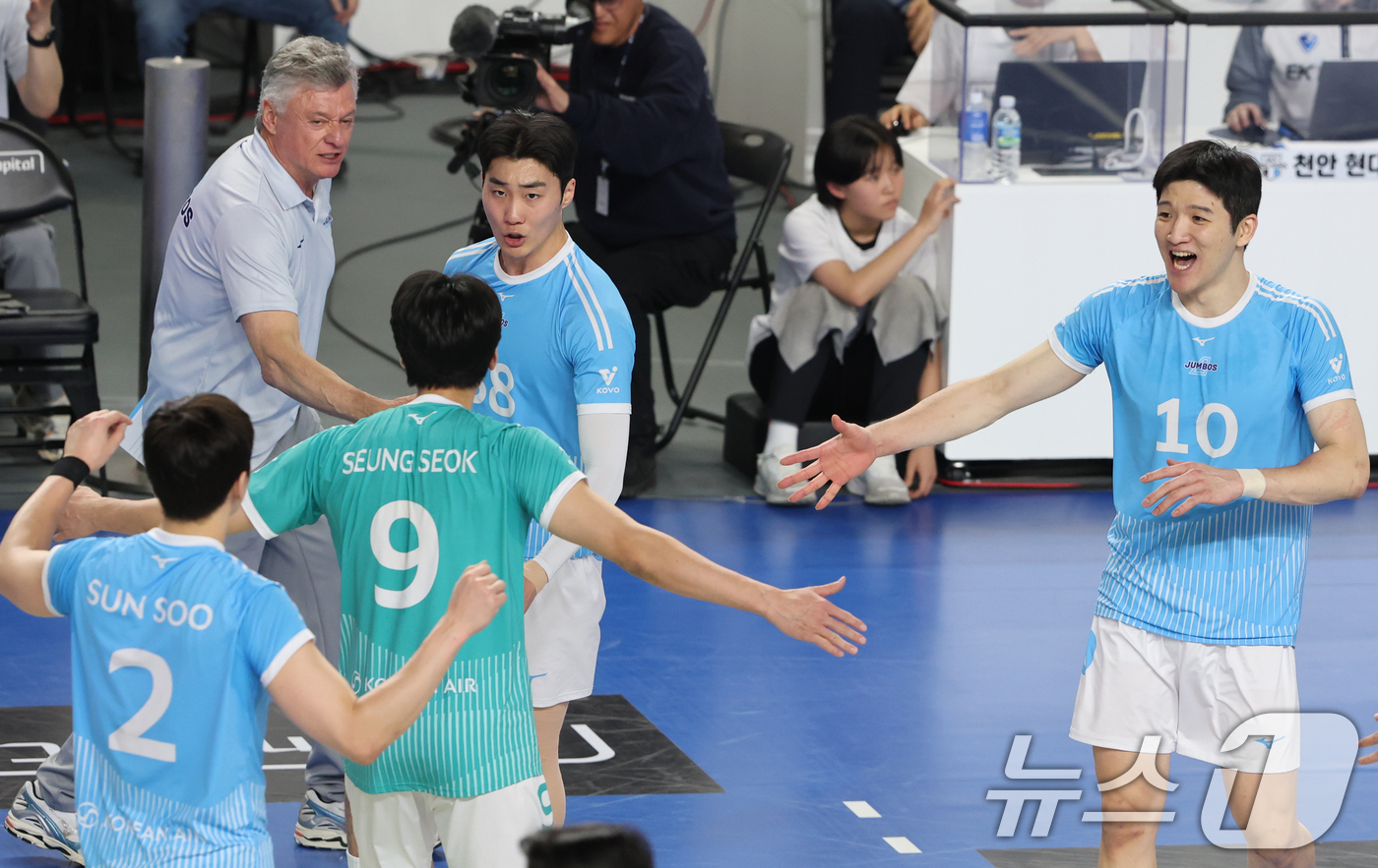 (천안=뉴스1) 김기태 기자 = 8일 충남 천안 유관순체육관에서 열린 프로배구 2025-2026 V리그 남자부 챔피언 결정전 4차전 대한항공과 현대캐피탈의 경기에서 대한항공 선수들 …