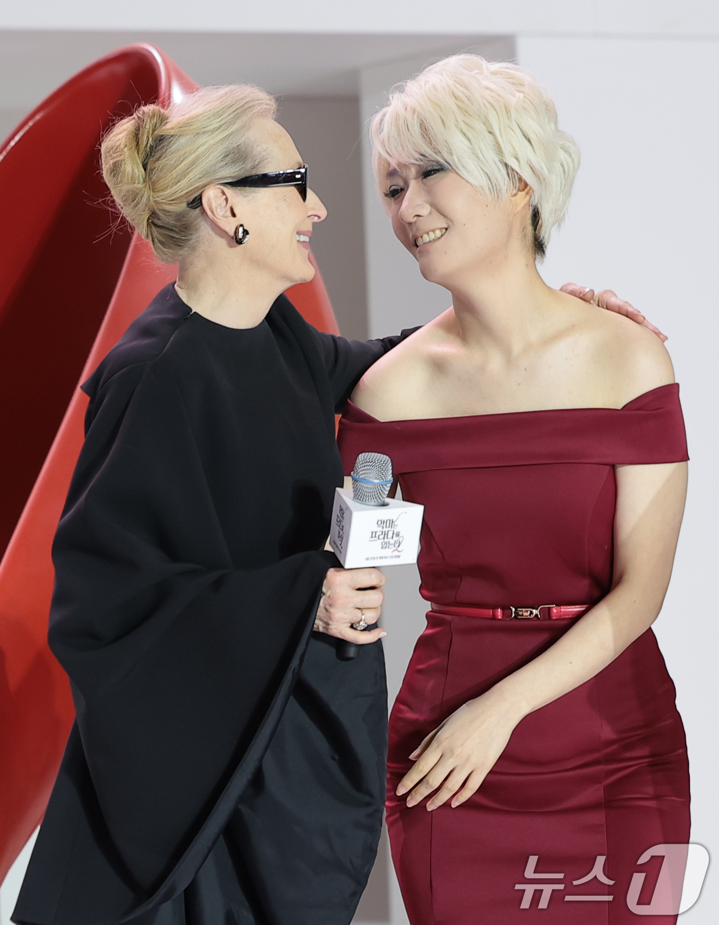 (서울=뉴스1) 권현진 기자 = 배우 메릴 스트립이 8일 서울 영등포구 타임스퀘어에서 열린 영화 ‘악마는 프라다를 입는다 2’(감독 데이빗 프랭클) 레드카펫 행사에 참석해 미란다 …