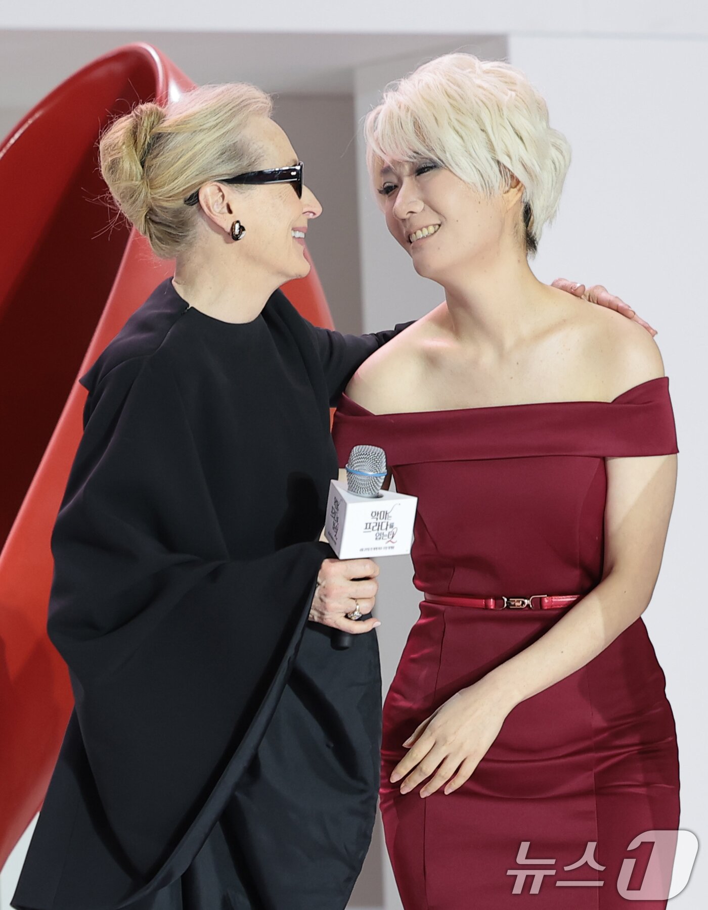 본문 이미지 - 배우 메릴 스트립이 8일 서울 영등포구 타임스퀘어에서 열린 영화 ‘악마는 프라다를 입는다 2’(감독 데이빗 프랭클) 레드카펫 행사에 참석해 미란다 복장을 한 팬과 즐거운 시간을 보내고 있다. 2026.4.8 ⓒ 뉴스1 권현진 기자