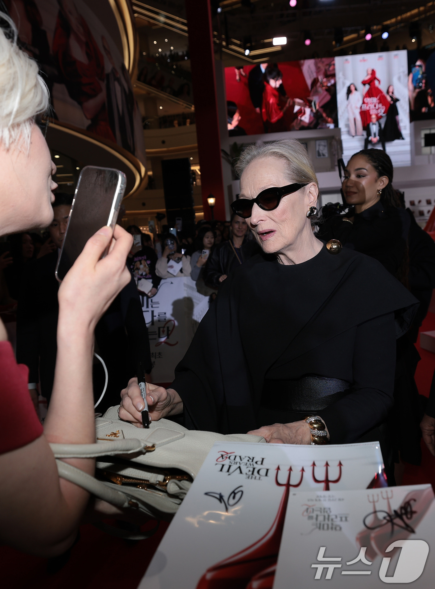 (서울=뉴스1) 권현진 기자 = 배우 메릴 스트립이 8일 서울 영등포구 타임스퀘어에서 열린 영화 ‘악마는 프라다를 입는다 2’(감독 데이빗 프랭클) 레드카펫 행사에 참석해 팬에게 …