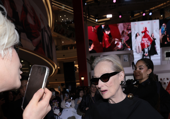 프라다 백에 사인하는 메릴 스트립