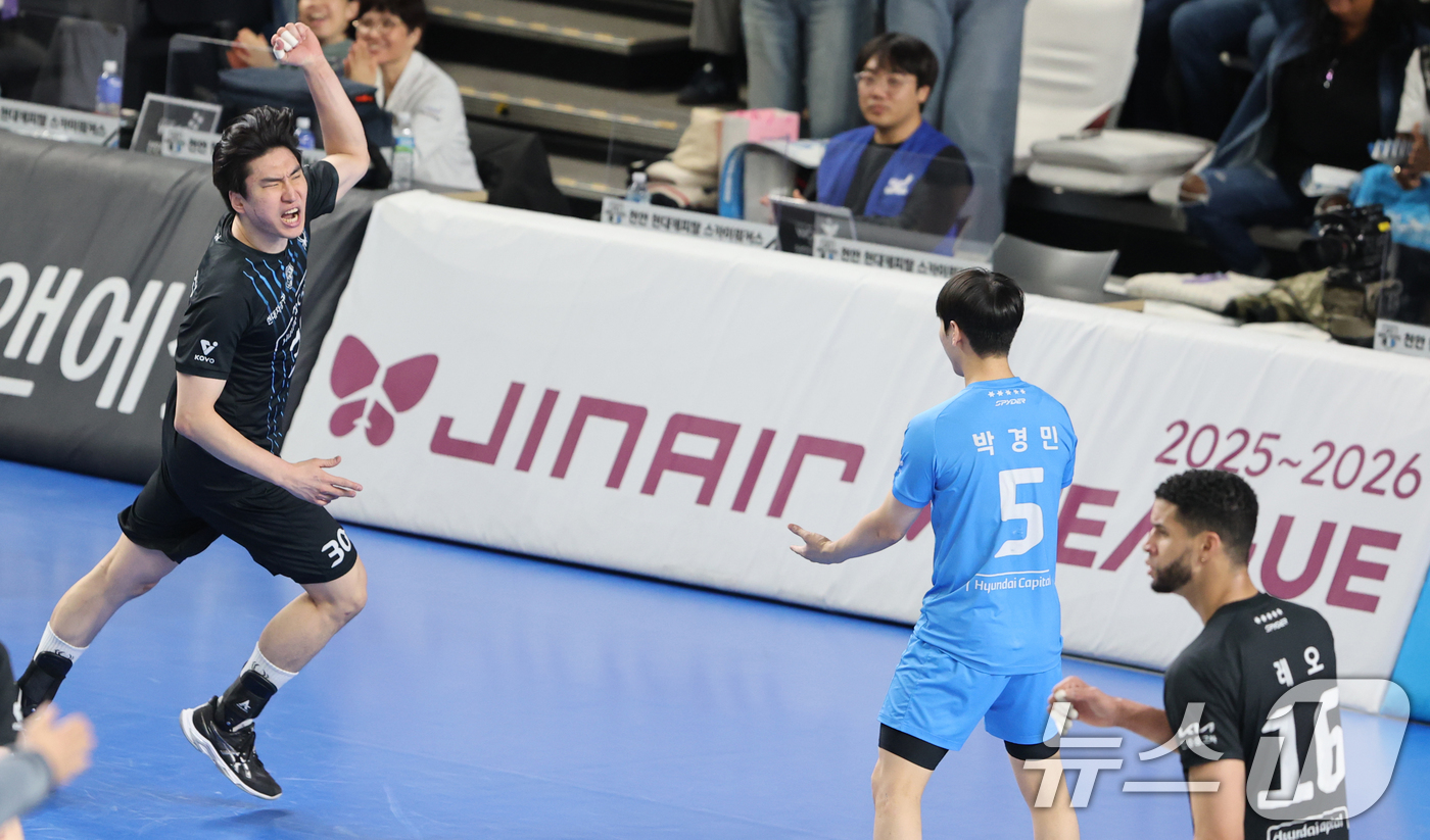 (천안=뉴스1) 김기태 기자 = 8일 충남 천안 유관순체육관에서 열린 프로배구 2025-2026 V리그 남자부 챔피언 결정전 4차전 대한항공과 현대캐피탈의 경기에서 현대캐피탈 신호 …