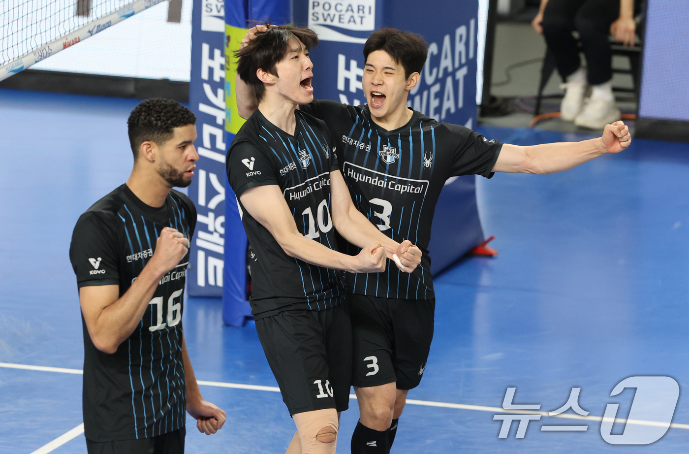 (천안=뉴스1) 김기태 기자 = 8일 충남 천안 유관순체육관에서 열린 프로배구 2025-2026 V리그 남자부 챔피언 결정전 4차전 대한항공과 현대캐피탈의 경기에서 현대캐피탈 선수 …