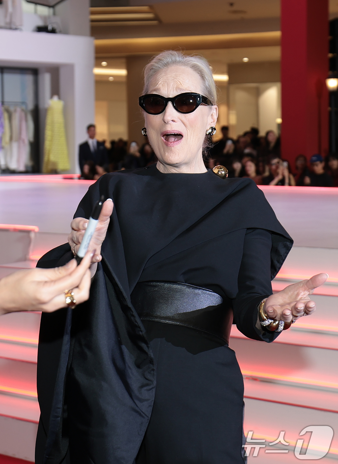 (서울=뉴스1) 권현진 기자 = 배우 메릴 스트립이 8일 서울 영등포구 타임스퀘어에서 열린 영화 ‘악마는 프라다를 입는다 2’(감독 데이빗 프랭클) 레드카펫 행사에 참석해 팬과 즐 …