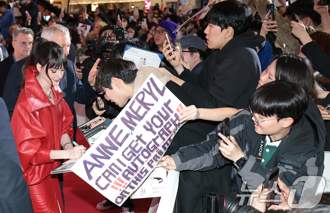 (서울=뉴스1) 권현진 기자 = 배우 앤 해서웨이가 8일 서울 영등포구 타임스퀘어에서 열린 영화 ‘악마는 프라다를 입는다 2’(감독 데이빗 프랭클) 레드카펫 행사에 참석해 팬들과 …