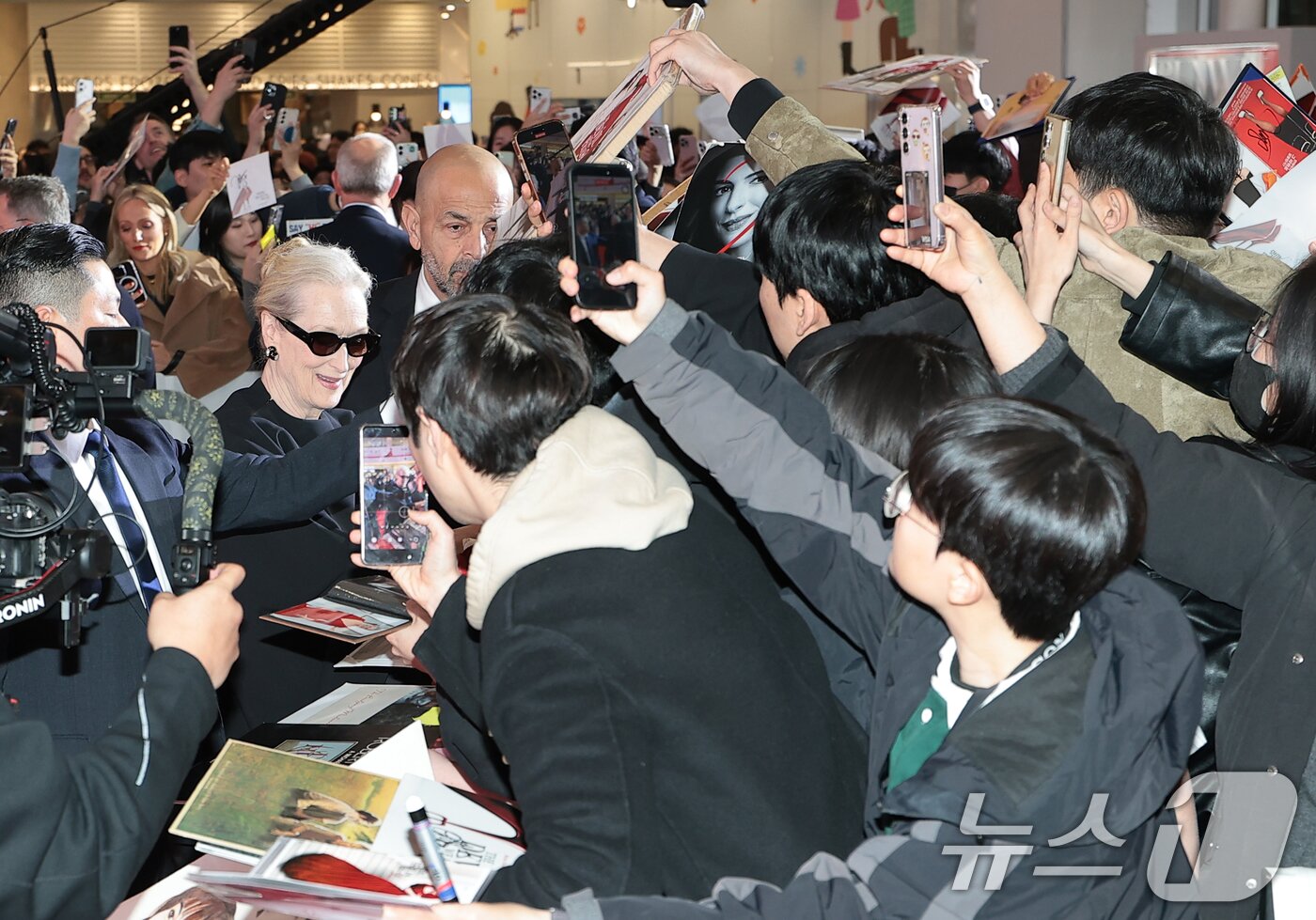본문 이미지 - 배우 메릴 스트립이 8일 서울 영등포구 타임스퀘어에서 열린 영화 ‘악마는 프라다를 입는다 2’(감독 데이빗 프랭클) 레드카펫 행사에 참석해 팬들에게 사인을 해 주고 있다. 2026.4.8 ⓒ 뉴스1 권현진 기자