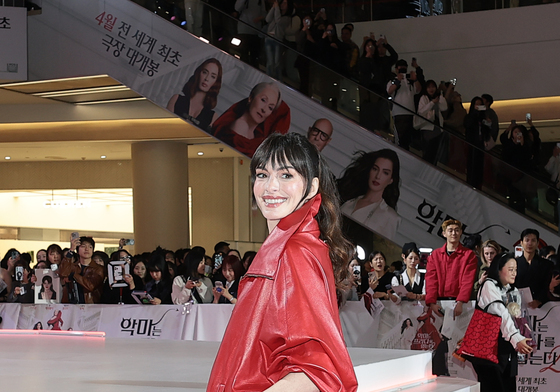 앤 해서웨이, 레드카펫 패션은 레드