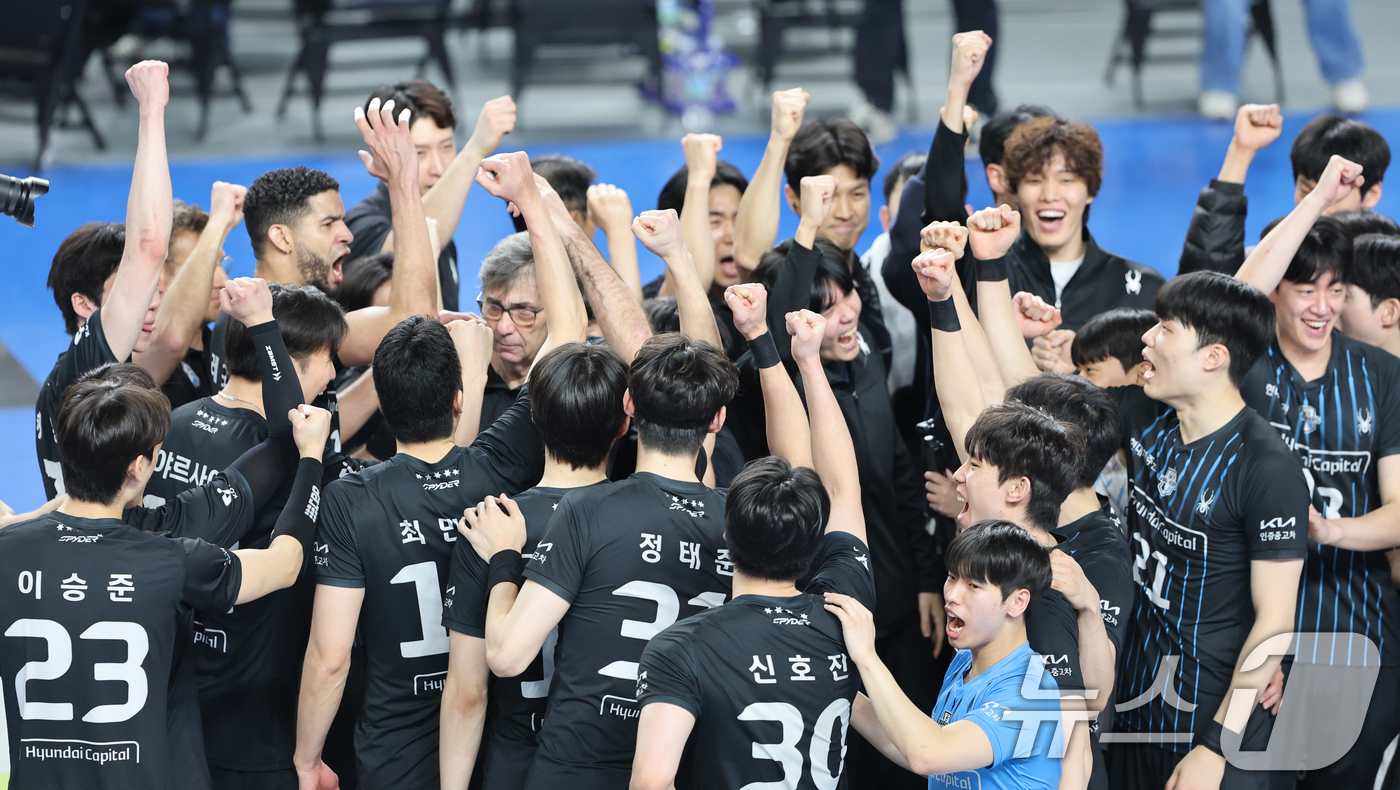 (천안=뉴스1) 김기태 기자 = 8일 충남 천안 유관순체육관에서 열린 프로배구 2025-2026 V리그 남자부 챔피언 결정전 4차전 대한항공과 현대캐피탈의 경기에서 승리한 현대캐피 …