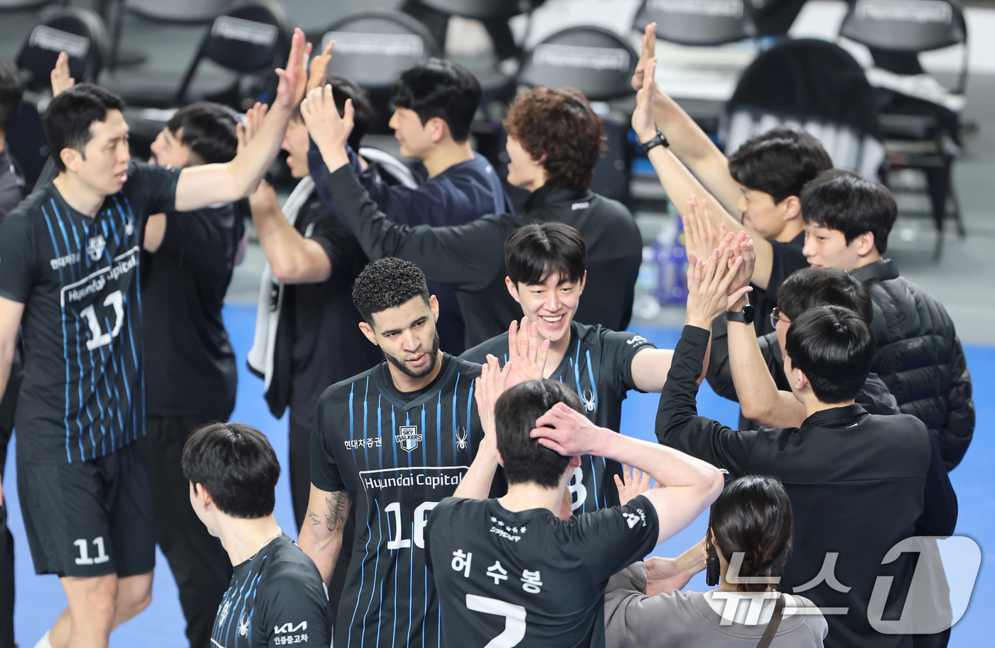 (천안=뉴스1) 김기태 기자 = 8일 충남 천안 유관순체육관에서 열린 프로배구 2025-2026 V리그 남자부 챔피언 결정전 4차전 대한항공과 현대캐피탈의 경기에서 승리한 현대캐피 …