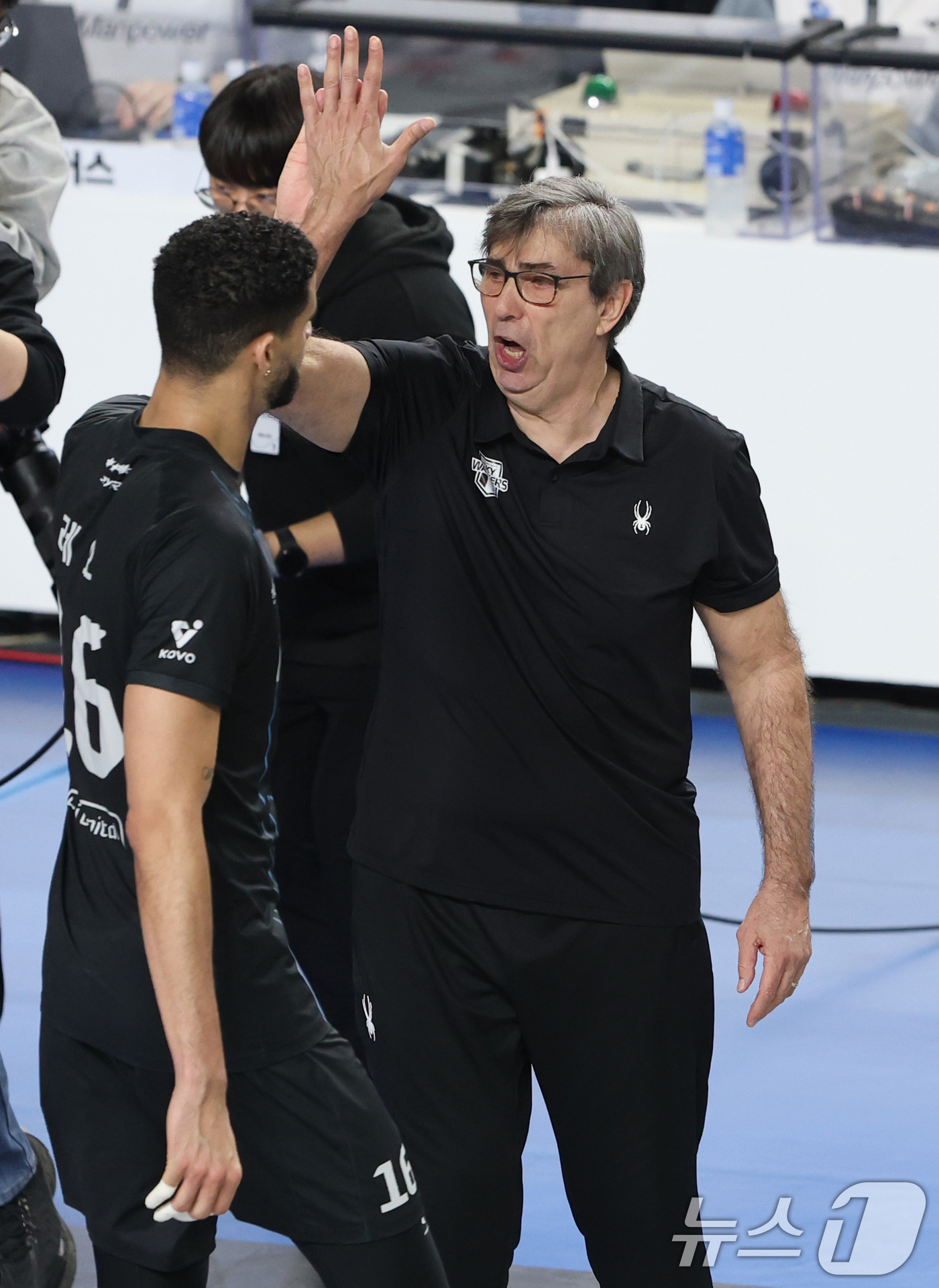 (천안=뉴스1) 김기태 기자 = 8일 충남 천안 유관순체육관에서 열린 프로배구 2025-2026 V리그 남자부 챔피언 결정전 4차전 대한항공과 현대캐피탈의 경기에서 승리한 현대캐피 …