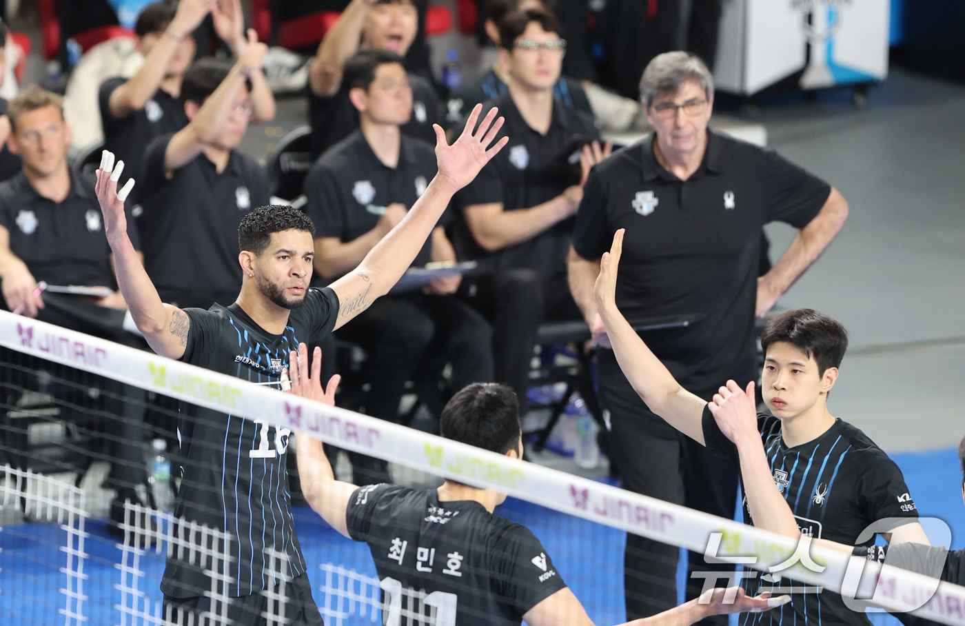 (천안=뉴스1) 김기태 기자 = 8일 충남 천안 유관순체육관에서 열린 프로배구 2025-2026 V리그 남자부 챔피언 결정전 4차전 대한항공과 현대캐피탈의 경기에서 승리한 현대캐피 …