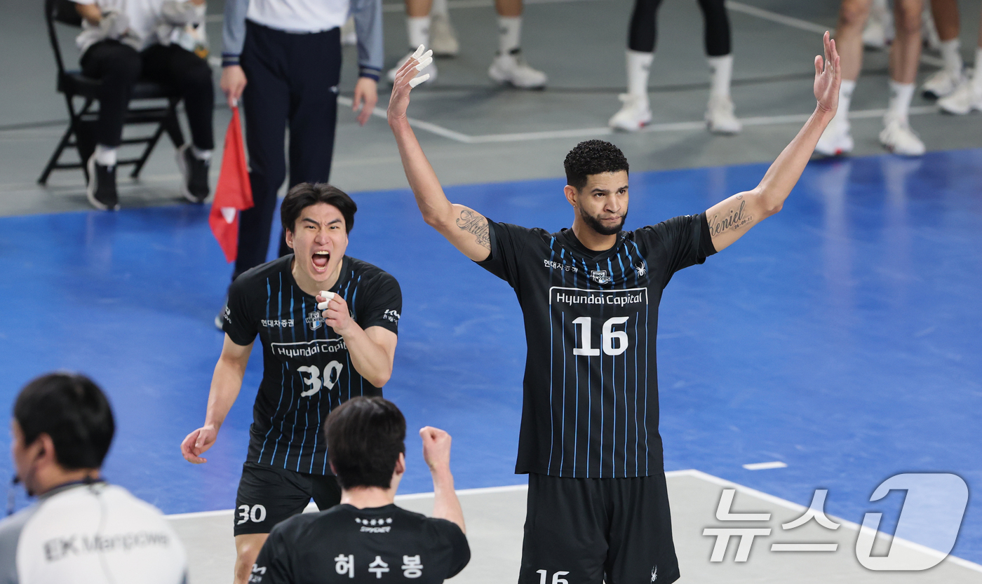(천안=뉴스1) 김기태 기자 = 8일 충남 천안 유관순체육관에서 열린 프로배구 2025-2026 V리그 남자부 챔피언 결정전 4차전 대한항공과 현대캐피탈의 경기에서 승리한 현대캐피 …