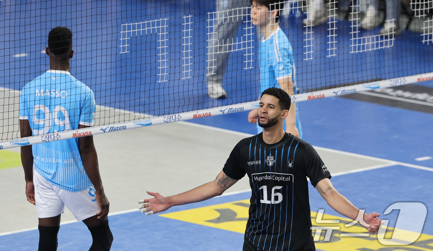 (천안=뉴스1) 김기태 기자 = 8일 충남 천안 유관순체육관에서 열린 프로배구 2025-2026 V리그 남자부 챔피언 결정전 4차전 대한항공과 현대캐피탈의 경기에서 승리한 현대캐피 …