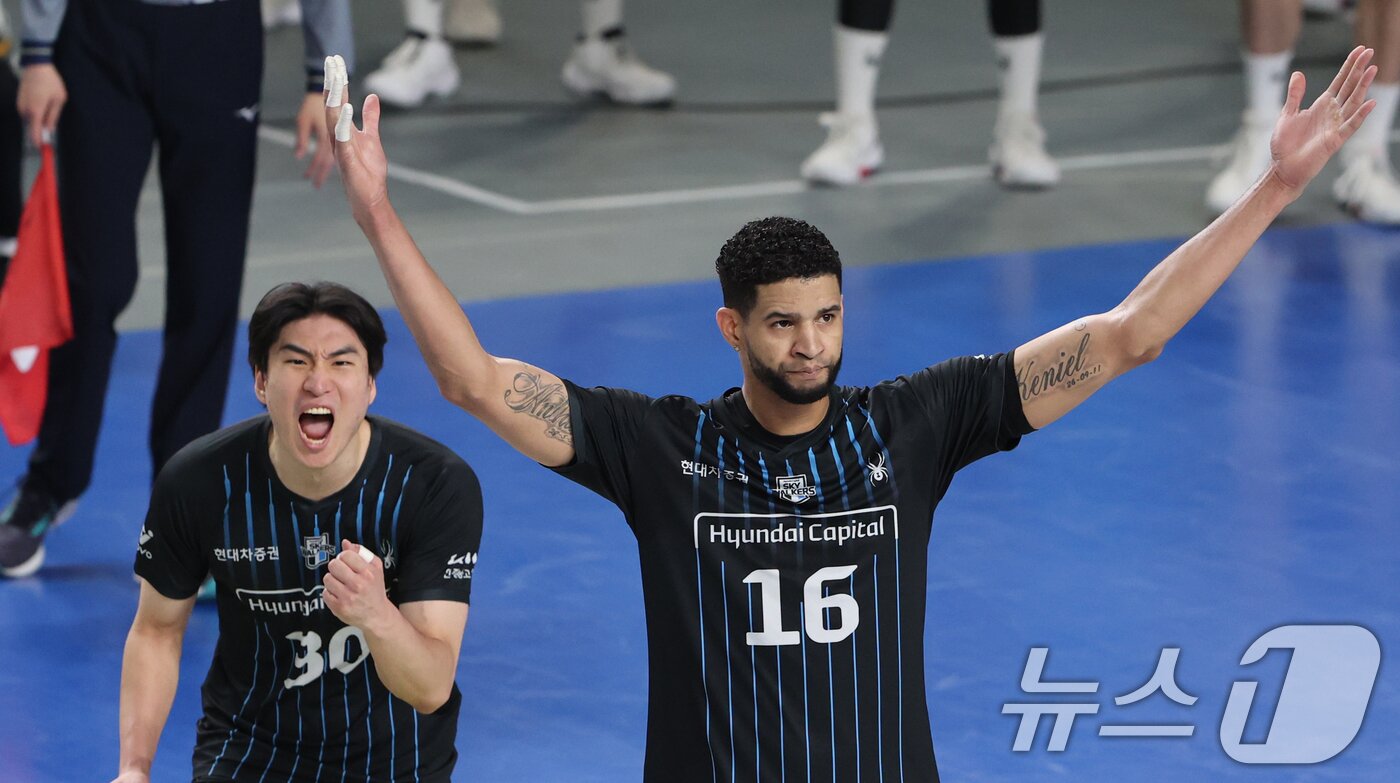 본문 이미지 - 8일 충남 천안 유관순체육관에서 열린 프로배구 2025-2026 V리그 남자부 챔피언 결정전 4차전 대한항공과 현대캐피탈의 경기에서 승리한 현대캐피탈 레오가 득점 후 환호하고 있다. 2026.4.8 ⓒ 뉴스1 김기태 기자