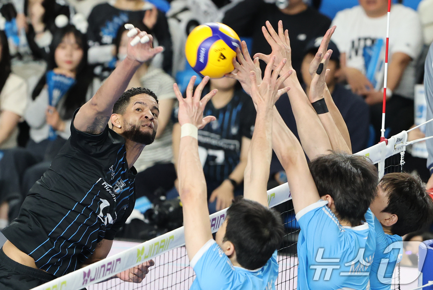 (천안=뉴스1) 김기태 기자 = 8일 충남 천안 유관순체육관에서 열린 프로배구 2025-2026 V리그 남자부 챔피언 결정전 4차전 대한항공과 현대캐피탈의 경기에서 승리한 현대캐피 …