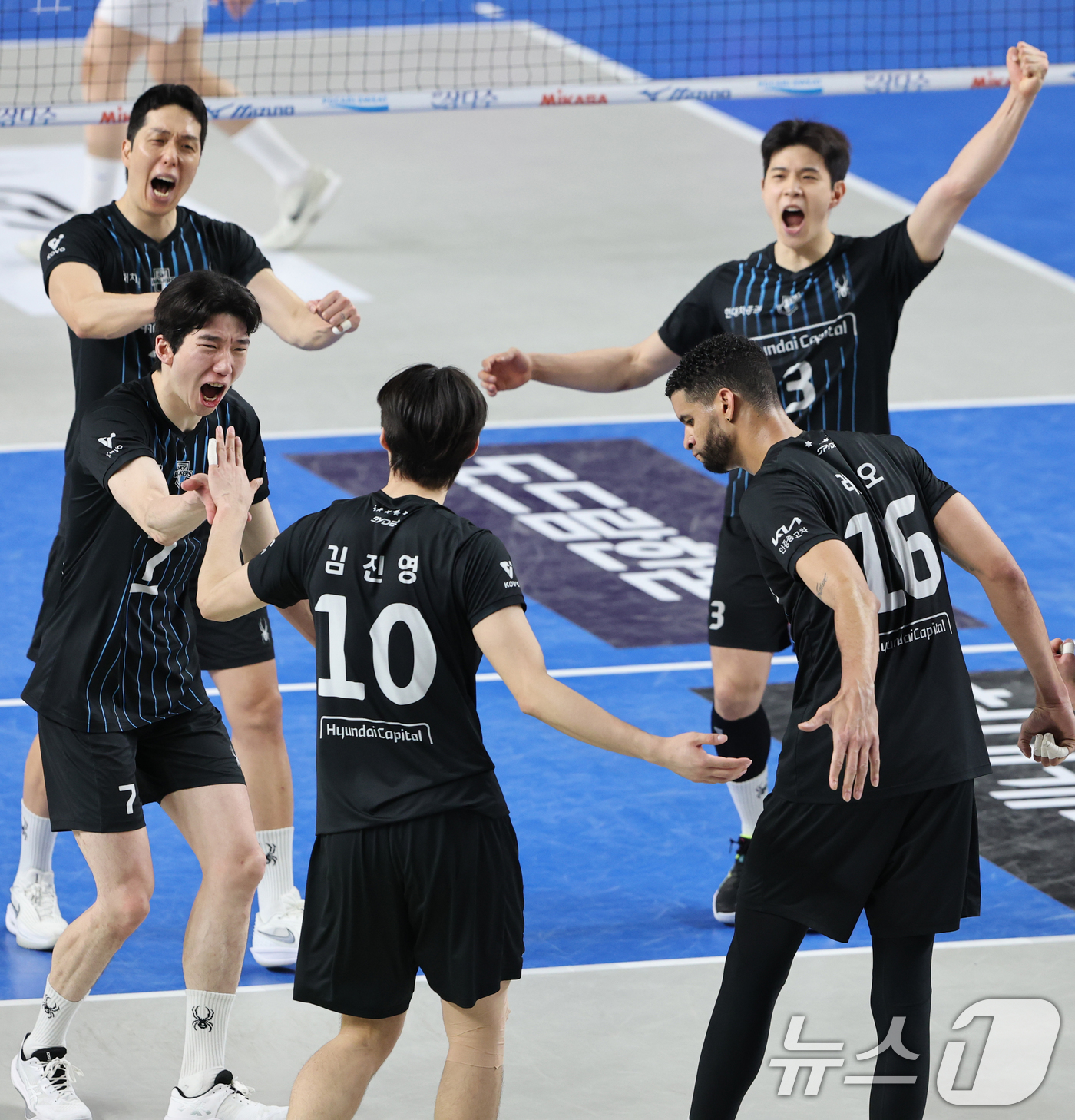 (천안=뉴스1) 김기태 기자 = 8일 충남 천안 유관순체육관에서 열린 프로배구 2025-2026 V리그 남자부 챔피언 결정전 4차전 대한항공과 현대캐피탈의 경기에서 승리한 현대캐피 …