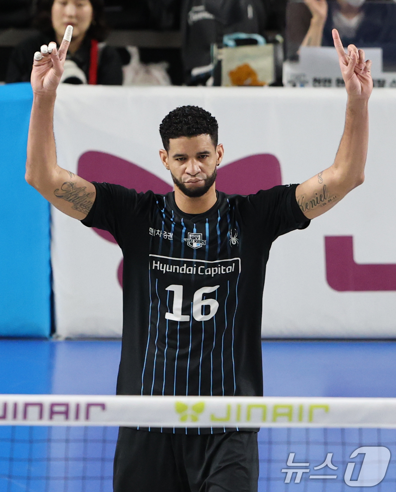 (천안=뉴스1) 김기태 기자 = 8일 충남 천안 유관순체육관에서 열린 프로배구 2025-2026 V리그 남자부 챔피언 결정전 4차전 대한항공과 현대캐피탈의 경기에서 승리한 현대캐피 …