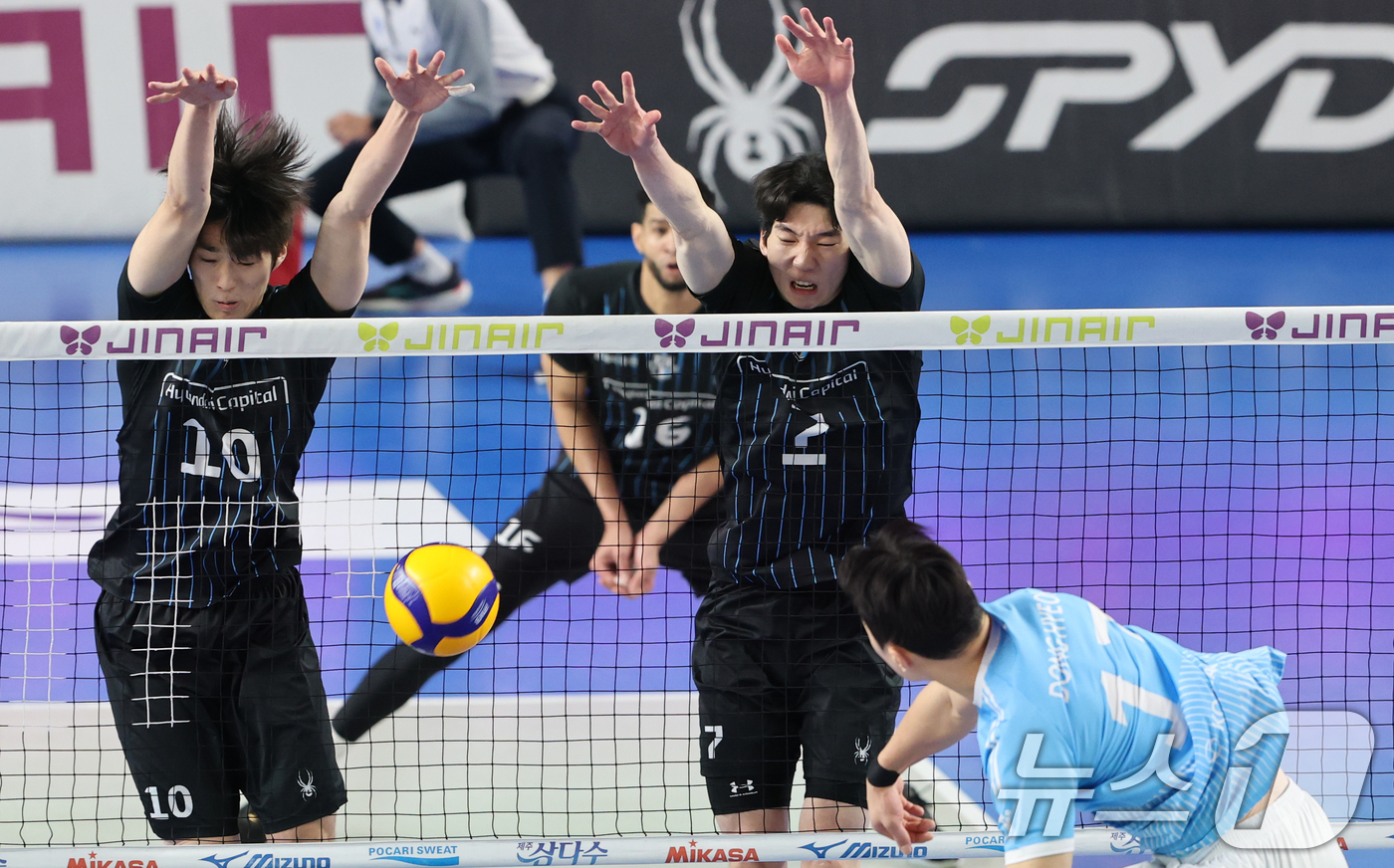 (천안=뉴스1) 김기태 기자 = 8일 충남 천안 유관순체육관에서 열린 프로배구 2025-2026 V리그 남자부 챔피언 결정전 4차전 대한항공과 현대캐피탈의 경기에서 승리한 현대캐피 …