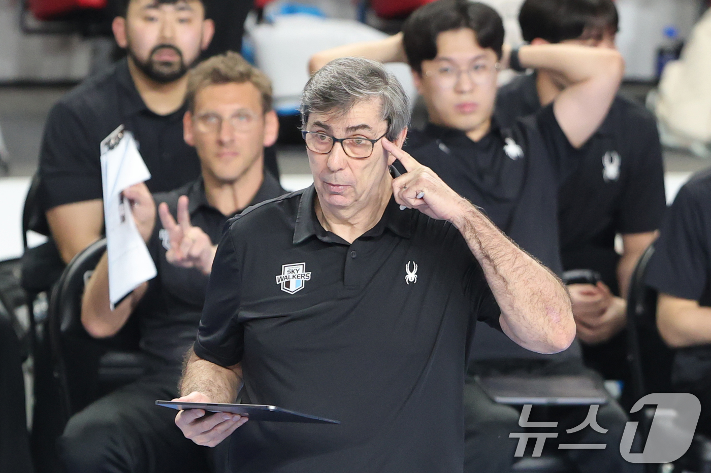 (천안=뉴스1) 김기태 기자 = 8일 충남 천안 유관순체육관에서 열린 프로배구 2025-2026 V리그 남자부 챔피언 결정전 4차전 대한항공과 현대캐피탈의 경기에서 현대캐피탈 필립 …