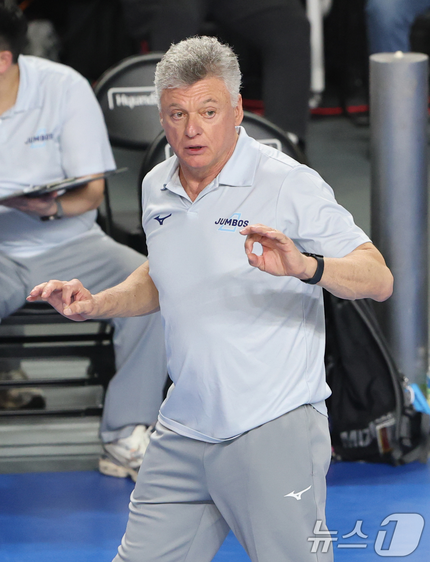 (천안=뉴스1) 김기태 기자 = 8일 충남 천안 유관순체육관에서 열린 프로배구 2025-2026 V리그 남자부 챔피언 결정전 4차전 대한항공과 현대캐피탈의 경기에서 대한항공 헤난 …