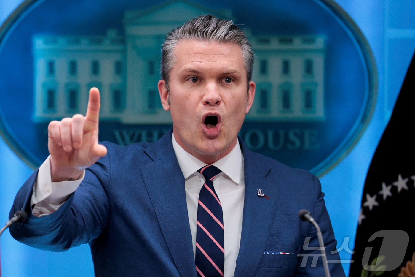 (워싱턴 로이터=뉴스1) 강민경 기자 = 피트 헤그세스 미국 국방부 장관이 6일(현지시간) 백악관 브리핑룸에서 기자들의 질문에 답하고 있다. 2026.4.6ⓒ 로이터=뉴스1