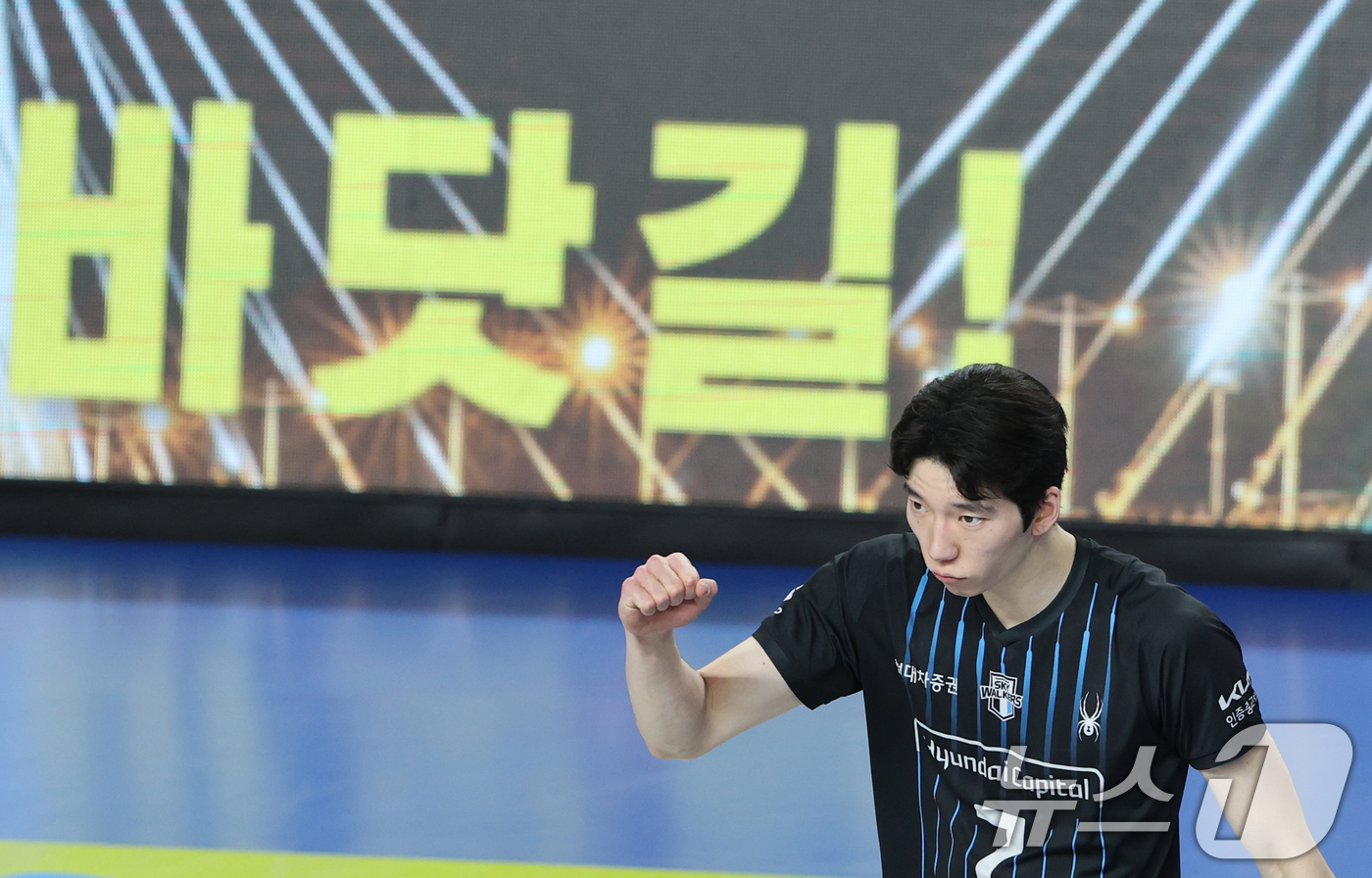 (천안=뉴스1) 김기태 기자 = 8일 충남 천안 유관순체육관에서 열린 프로배구 2025-2026 V리그 남자부 챔피언 결정전 4차전 대한항공과 현대캐피탈의 경기에서 승리한 현대캐피 …