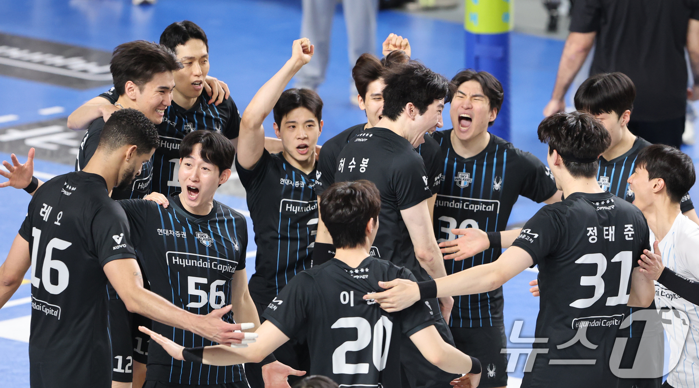 (천안=뉴스1) 김기태 기자 = 8일 충남 천안 유관순체육관에서 열린 프로배구 2025-2026 V리그 남자부 챔피언 결정전 4차전 대한항공과 현대캐피탈의 경기에서 승리한 현대캐피 …