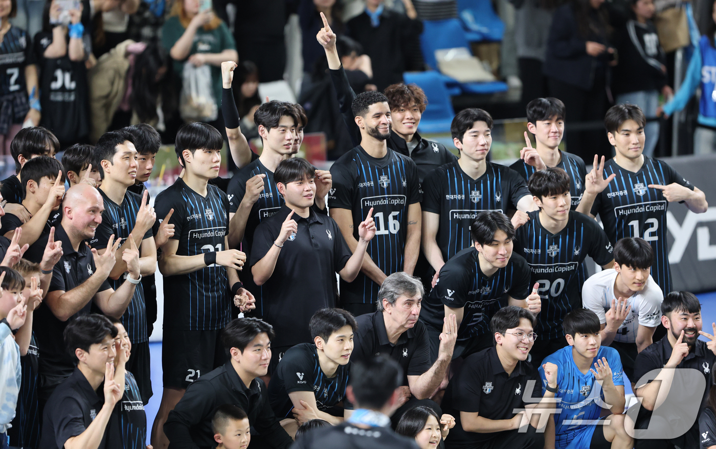 (천안=뉴스1) 김기태 기자 = 8일 충남 천안 유관순체육관에서 열린 프로배구 2025-2026 V리그 남자부 챔피언 결정전 4차전 대한항공과 현대캐피탈의 경기에서 승리한 현대캐피 …
