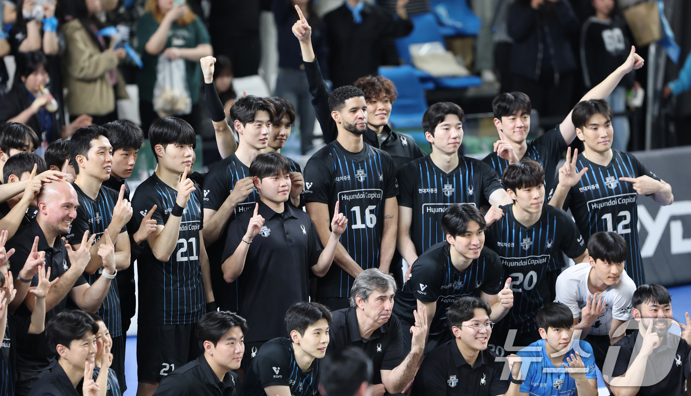 (천안=뉴스1) 김기태 기자 = 8일 충남 천안 유관순체육관에서 열린 프로배구 2025-2026 V리그 남자부 챔피언 결정전 4차전 대한항공과 현대캐피탈의 경기에서 승리한 현대캐피 …