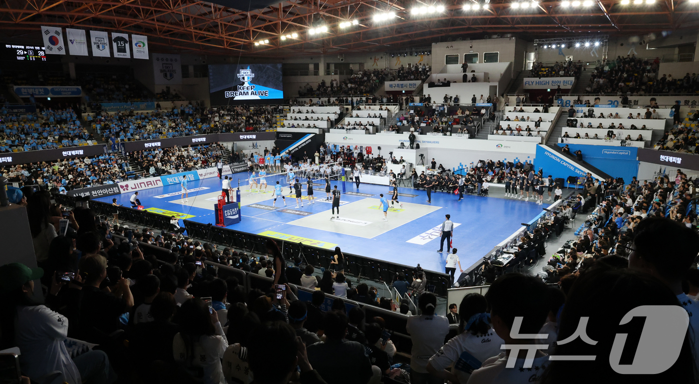 (천안=뉴스1) 김기태 기자 = 8일 충남 천안 유관순체육관에서 열린 프로배구 2025-2026 V리그 남자부 챔피언 결정전 4차전 대한항공과 현대캐피탈의 경기가 진행되고 있다. …