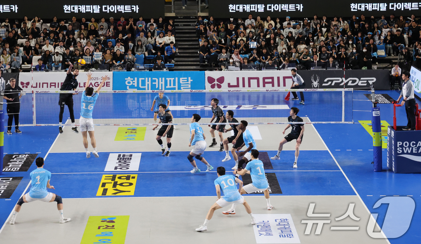 (천안=뉴스1) 김기태 기자 = 8일 충남 천안 유관순체육관에서 열린 프로배구 2025-2026 V리그 남자부 챔피언 결정전 4차전 대한항공과 현대캐피탈의 경기가 진행되고 있다. …