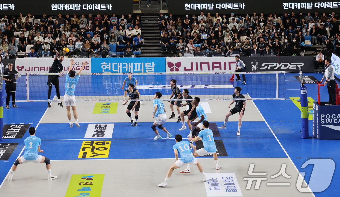 본문 이미지 - 8일 충남 천안 유관순체육관에서 열린 프로배구 2025-2026 V리그 남자부 챔피언 결정전 4차전 대한항공과 현대캐피탈의 경기가 진행되고 있다. 2026.4.8 ⓒ 뉴스1 김기태 기자
