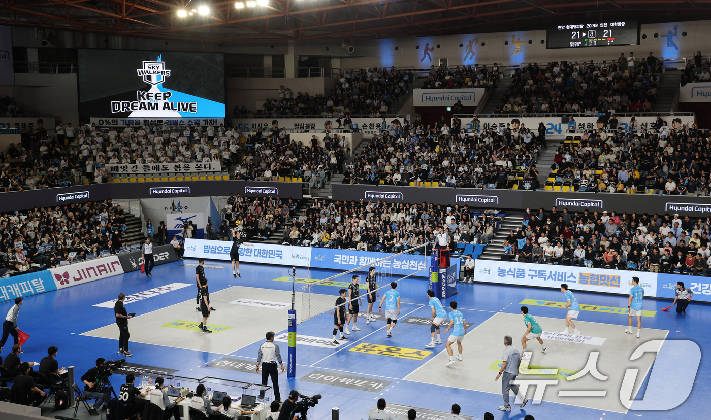 (천안=뉴스1) 김기태 기자 = 8일 충남 천안 유관순체육관에서 열린 프로배구 2025-2026 V리그 남자부 챔피언 결정전 4차전 대한항공과 현대캐피탈의 경기가 진행되고 있다. …
