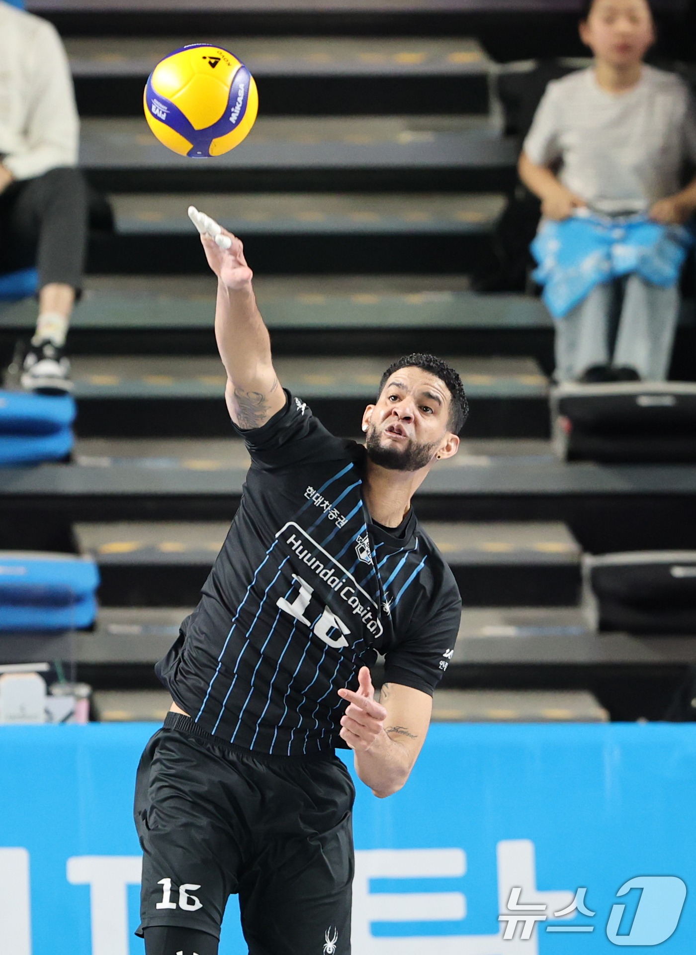 (천안=뉴스1) 김기태 기자 = 8일 충남 천안 유관순체육관에서 열린 프로배구 2025-2026 V리그 남자부 챔피언 결정전 4차전 대한항공과 현대캐피탈의 경기에서 현대캐피탈 레오 …