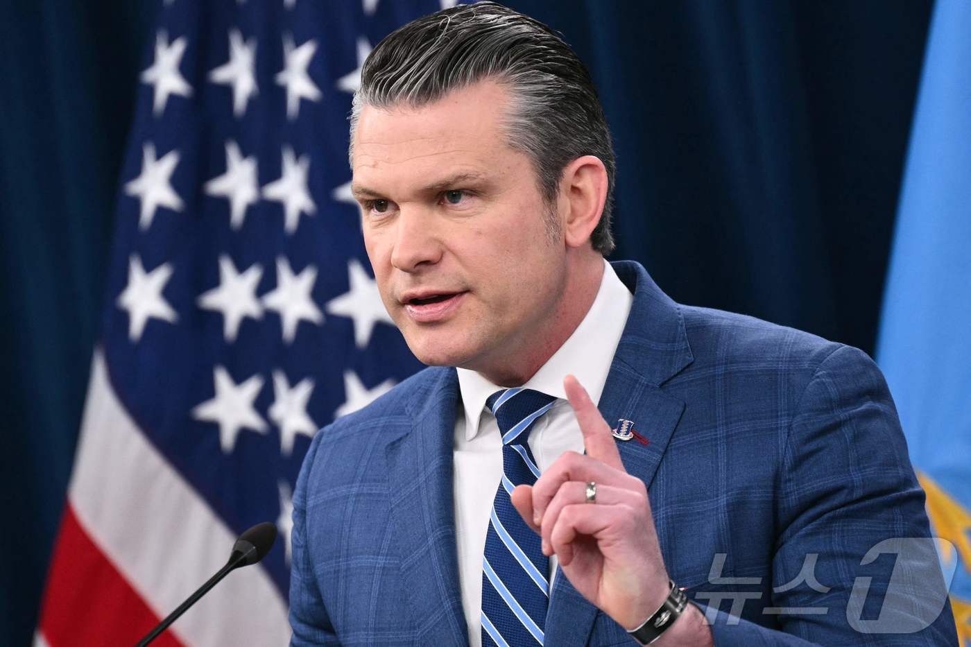 본문 이미지 - 피트 헤그세스 미국 국방장관이 8일(현지시간) 워싱턴DC 인근 미 국방부 청사에서 열린 브리핑에서 발언하고 있다. 헤그세스는 이란과의 2주간 휴전과 관련, "협정 조건에 따라 이란의 핵물질은 모두 제거될 것＂이라고 주장했다. 2026.04.08. ⓒ AFP=뉴스1