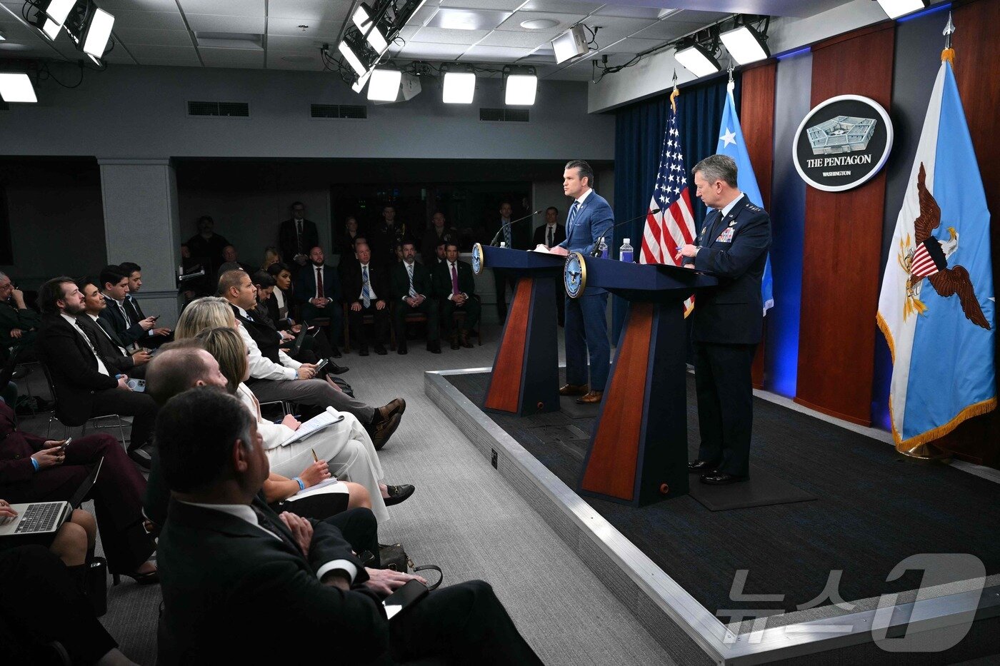 본문 이미지 - 피트 헤그세스 미국 국방장관과 댄 케인 합참의장이 8일(현지시간) 워싱턴DC 인근 국방부 청사에서 이란과의 2주간 휴전과 관련한 브리핑을 진행하고 있다. 2026.04.08. ⓒ AFP=뉴스1