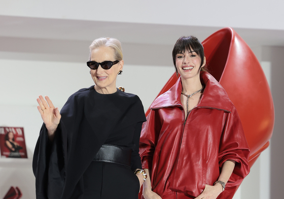 韓 팬들 만난 앤 해서웨이와 메릴 스트립