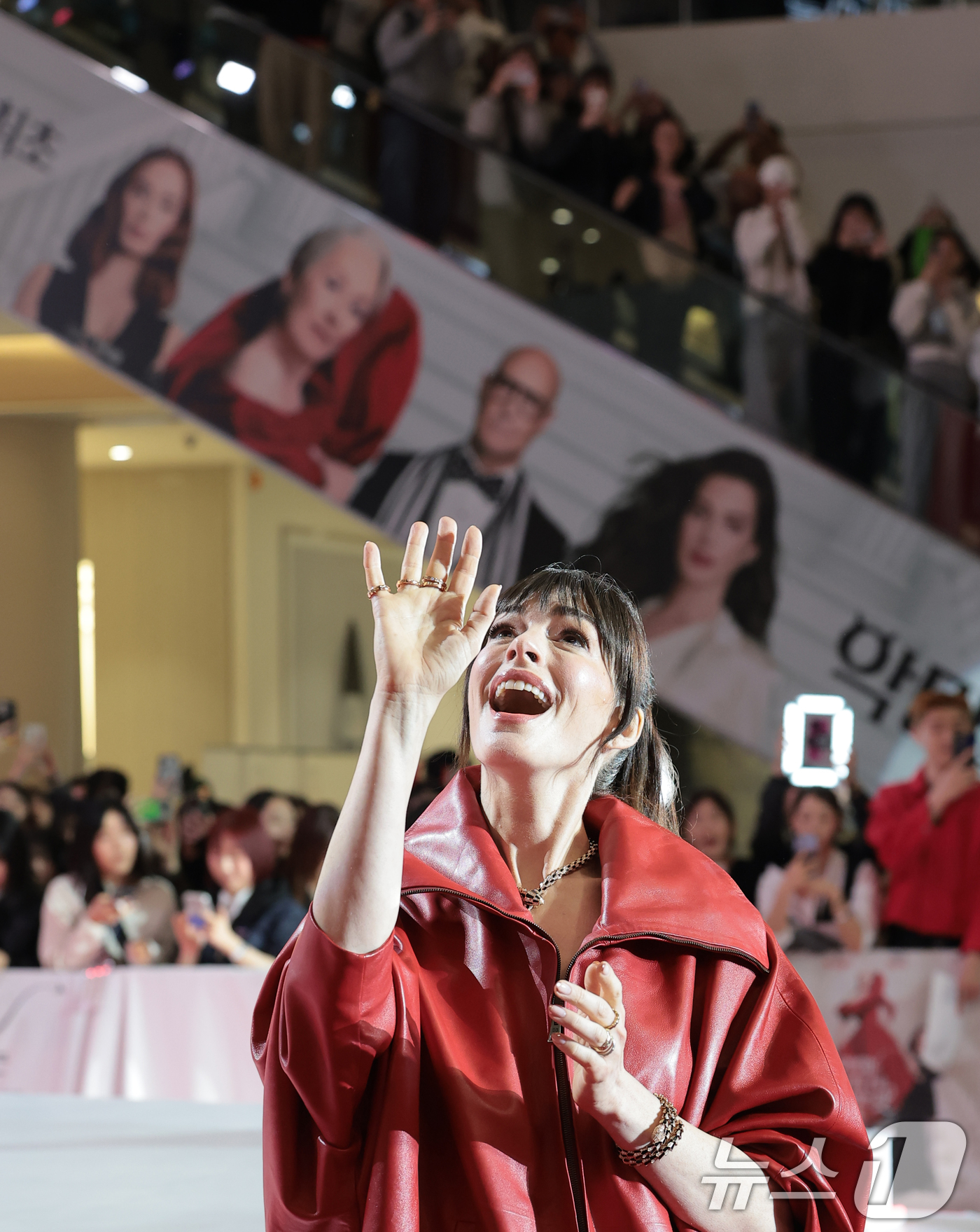 (서울=뉴스1) 권현진 기자 = 배우 앤 해서웨이가 8일 서울 영등포구 타임스퀘어에서 열린 영화 ‘악마는 프라다를 입는다 2’(감독 데이빗 프랭클) 레드카펫 행사에서 환호 하는 팬 …