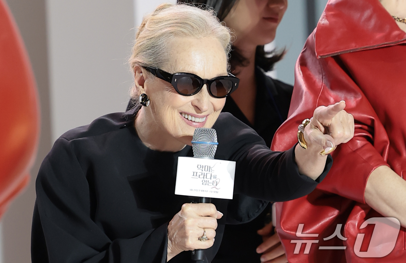 (서울=뉴스1) 권현진 기자 = 배우 메릴 스트립이 8일 서울 영등포구 타임스퀘어에서 열린 영화 ‘악마는 프라다를 입는다 2’(감독 데이빗 프랭클) 레드카펫 행사에 참석해 팬들과 …