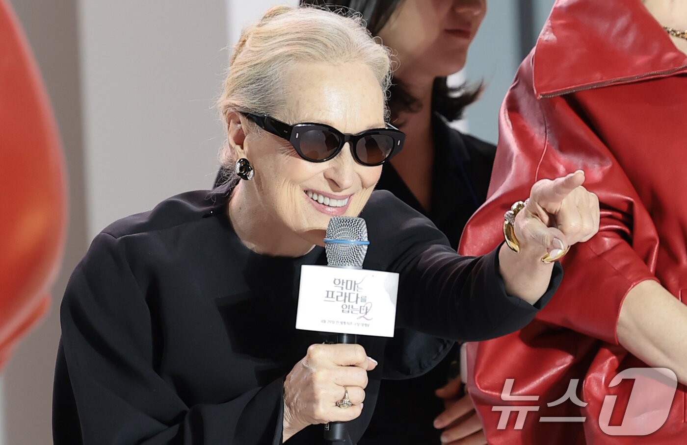 본문 이미지 - 배우 메릴 스트립이 8일 서울 영등포구 타임스퀘어에서 열린 영화 ‘악마는 프라다를 입는다 2’(감독 데이빗 프랭클) 레드카펫 행사에 참석해 팬들과 즐거운 시간을 보내고 있다. 2026.4.8 ⓒ 뉴스1 권현진 기자