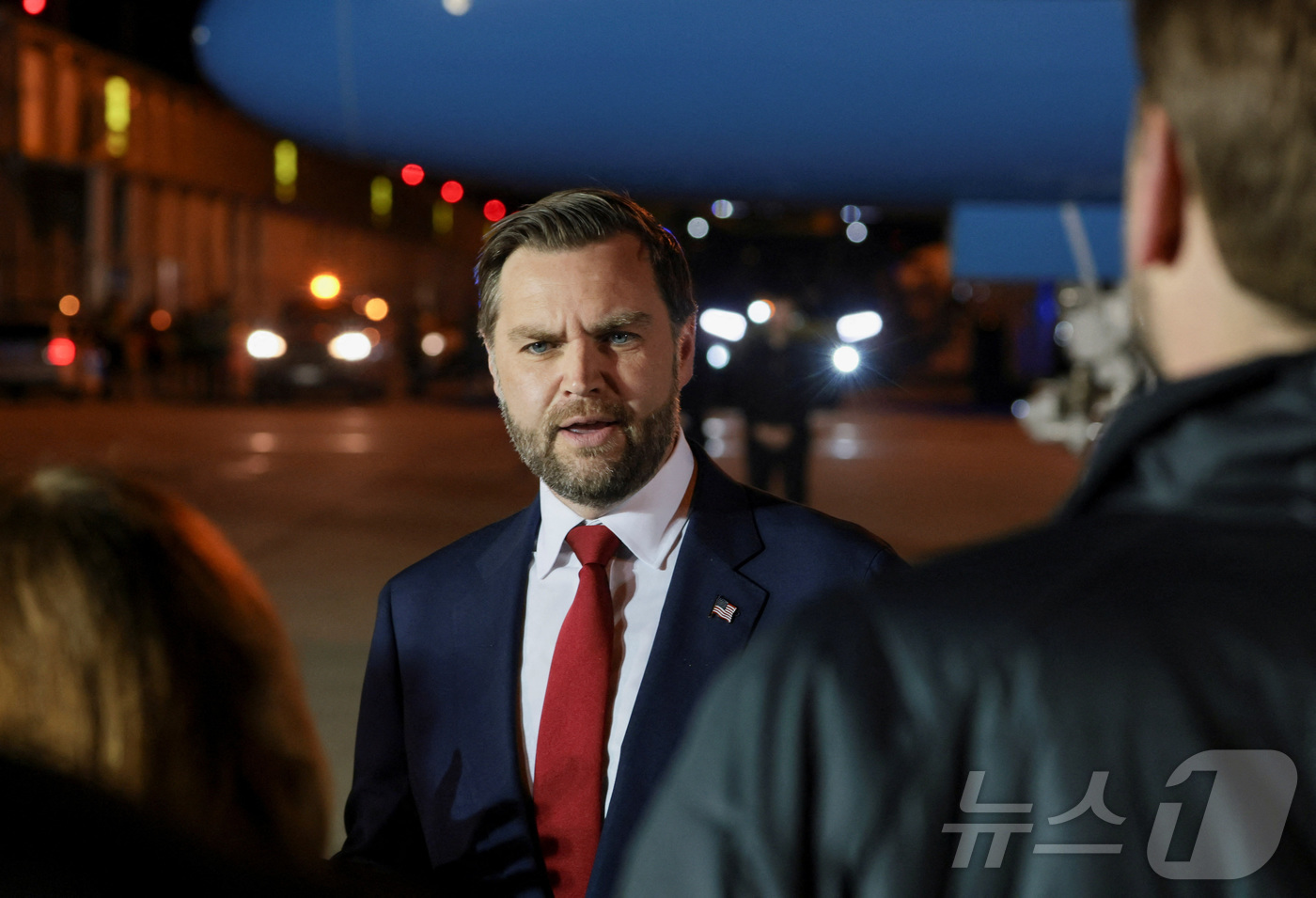 (부다페스트 로이터=뉴스1) 이창규 기자 = JD 밴스 미국 부통령이 8일(현지시간) 헝가리 부다페스트에서 귀국하기 전 기자들과 만나 이야기를 하고 있다. 2026.4.9./뉴스1 …