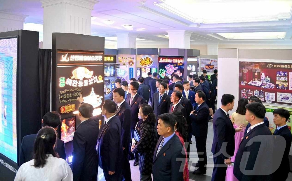 (평양 노동신문=뉴스1) = 북한 노동당 기관지 노동신문은 9일 김일성 주석의 생일을 기념하는 "4·15 경축 국가산업미술전시회가 개막됐다"라고 보도했다. [국내에서만 사용가능. …