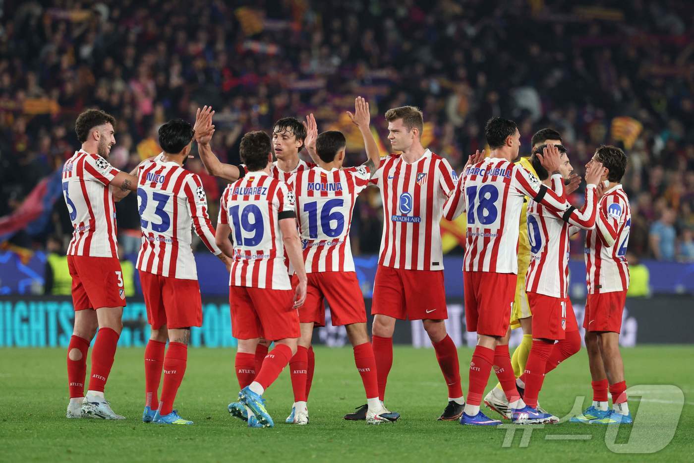 본문 이미지 - 바르셀로나를 잡은 뒤 기뻐하는 아틀레티코 마드리드 선수들 ⓒ AFP=뉴스1