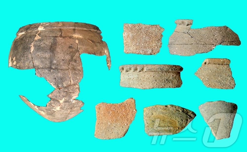 (평양 노동신문=뉴스1) = 북한 노동당 기관지 노동신문은 9일 남포시 온천군 원읍로 동자구지역에서 청동기 시대와 신석기 시대의 소금 생산 유적이 발굴됐다고 보도했다. 사진은 청동 …